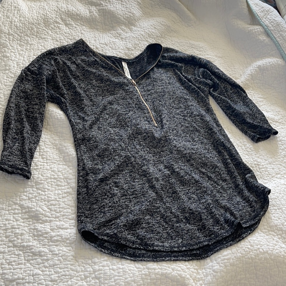 Women’s gray 3/4 sleeve knit blouse